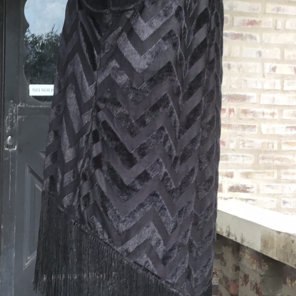 Black shawl wrap with high low fringe. M to L - Picture 3 of 5